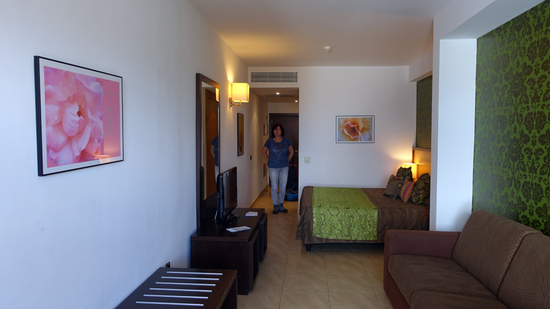 2016-11-06_171727 gran-canaria-2016.jpg - Agaete - Hotel Roca Negra - unser ger�umiges Zimmer